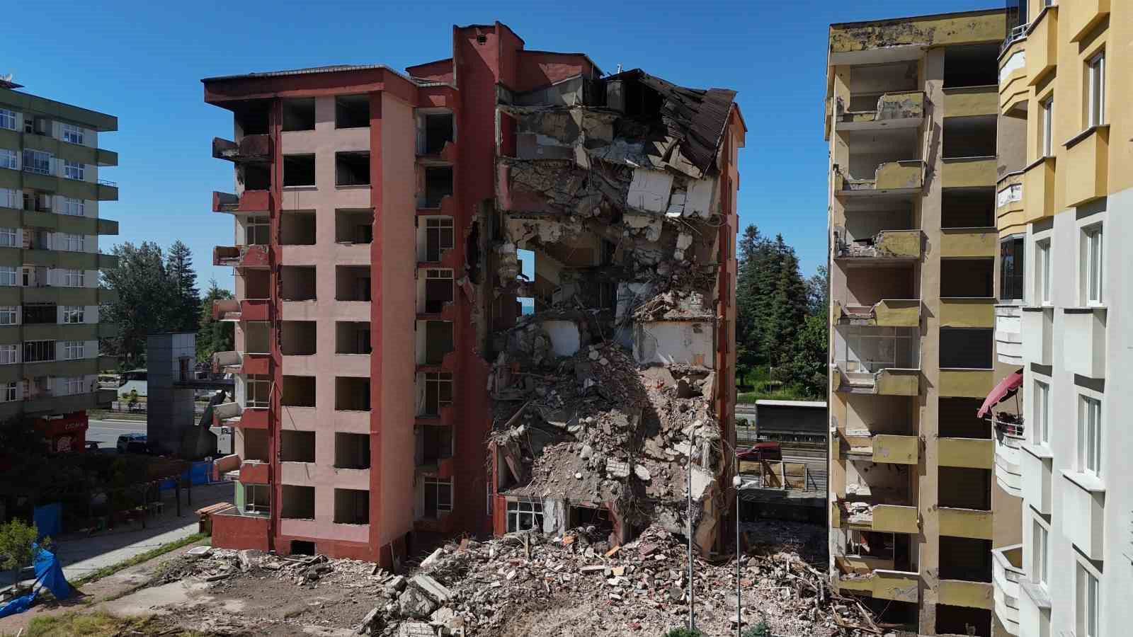 Rize’de fırtınada boşaltılan 8 katlı 2 binada yıkım işlemi başladı
