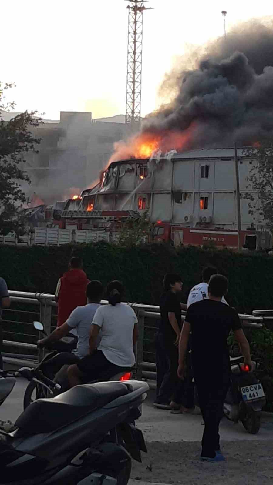 İş&ccedil;ilerin kaldığı prefabrik yatakhane alevlere teslim oldu 