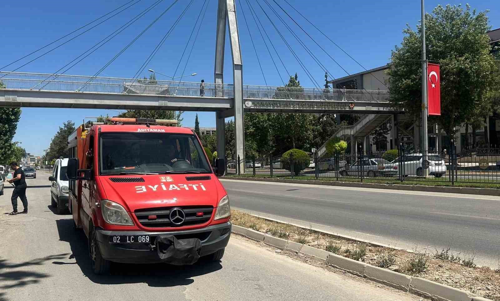 Üst geçidi kullanmayan şahıs demir korkulukta sıkıştı