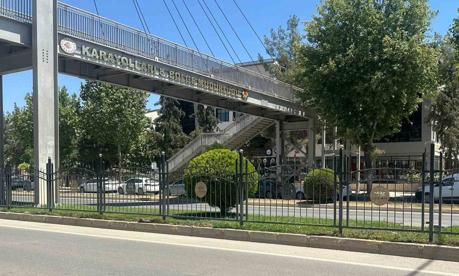 &Uuml;st ge&ccedil;idi kullanmayan şahıs demir korkulukta sıkıştı
