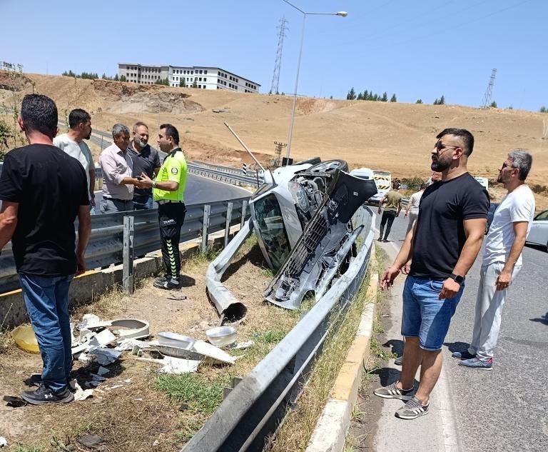 Refüje çıkan otomobilin sürücüsü kazayı yara almadan atlattı
