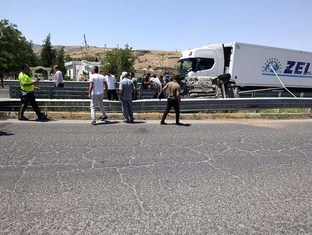 Ref&uuml;je &ccedil;ıkan otomobilin s&uuml;r&uuml;c&uuml;s&uuml; kazayı yara almadan atlattı
