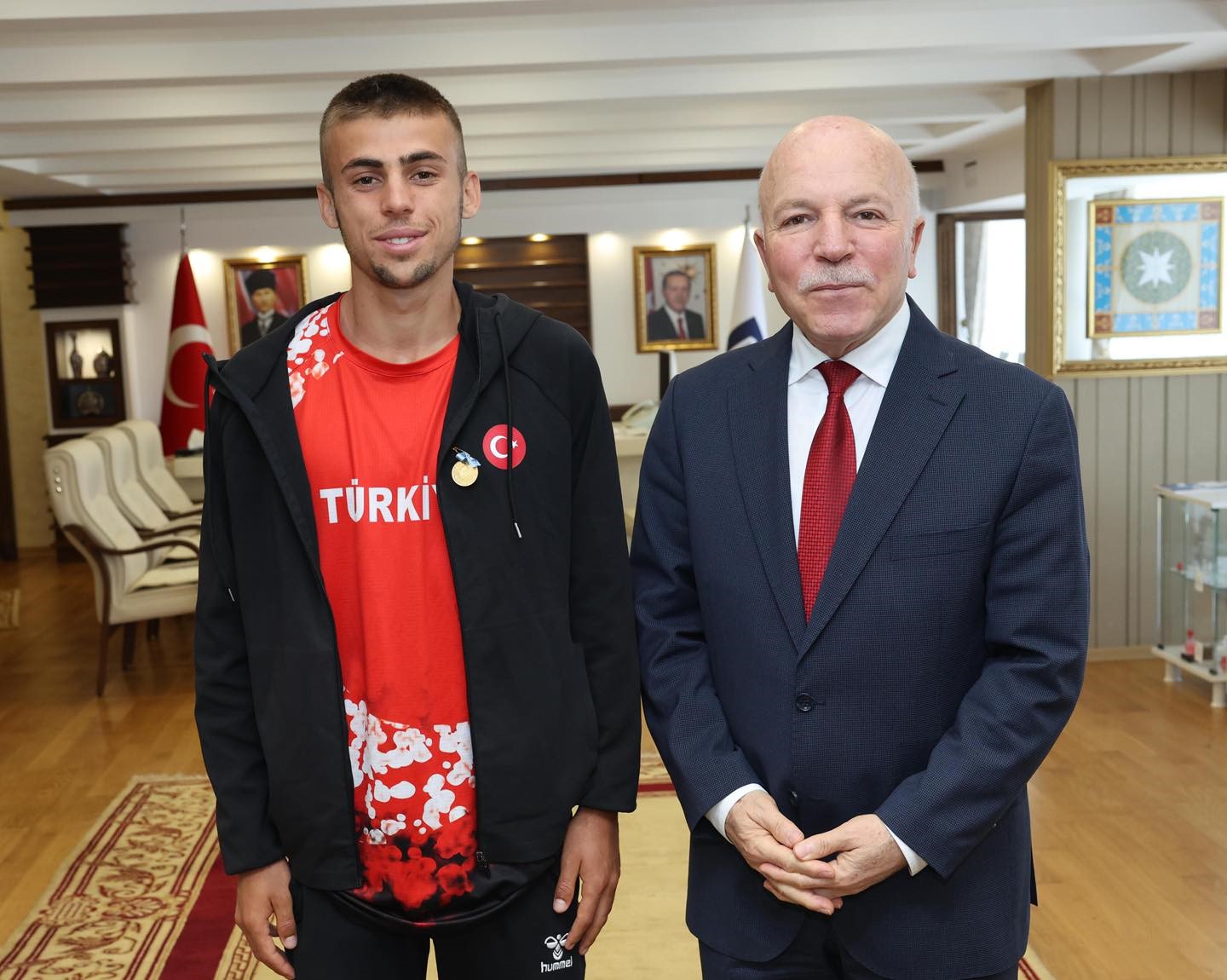 Başkan Sekmen şampiyon atleti kutladı