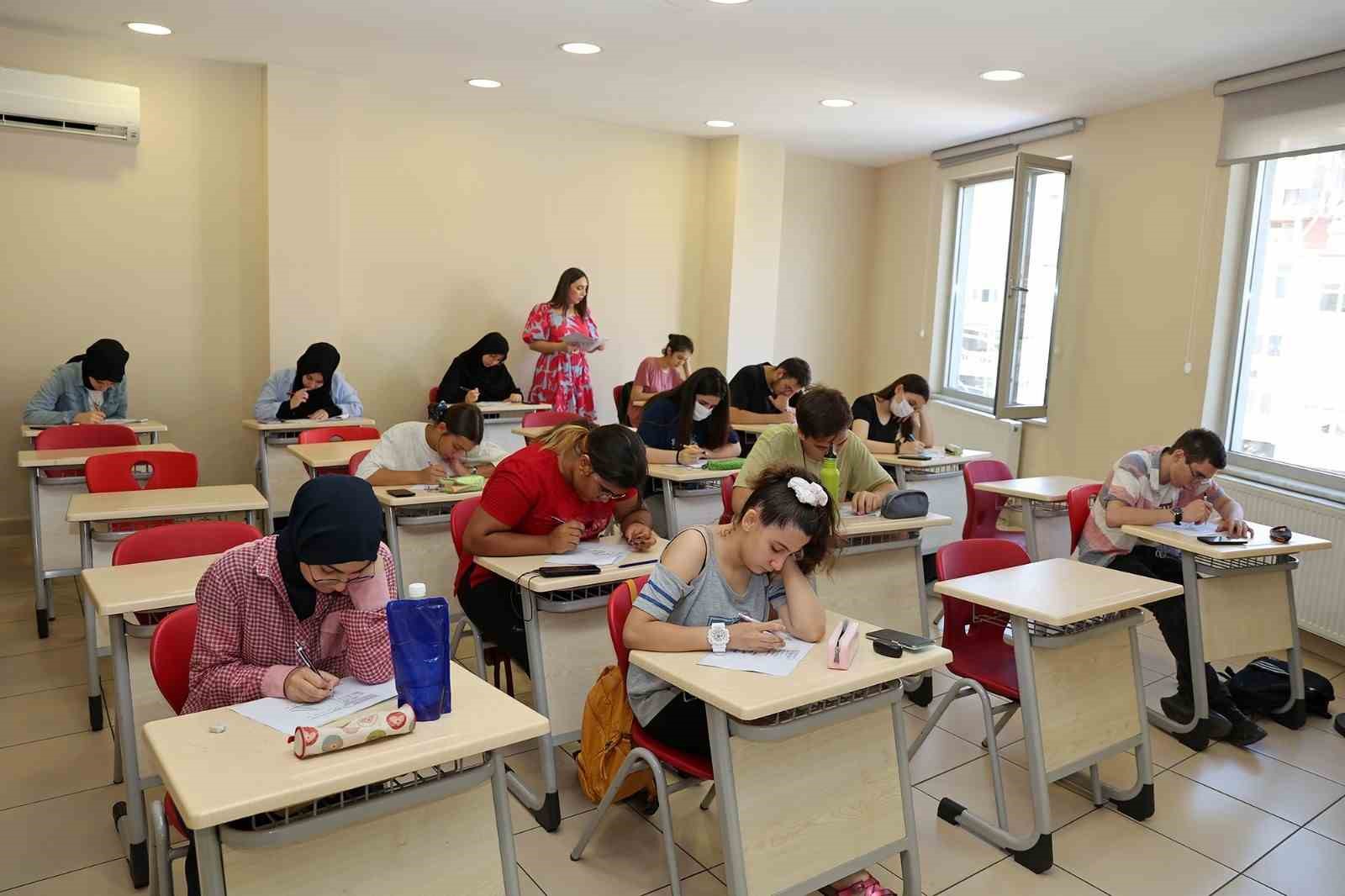 Ataşehir Belediyesi’nden lise ve üniversite sınavına hazırlanan öğrenciler için önemli destek