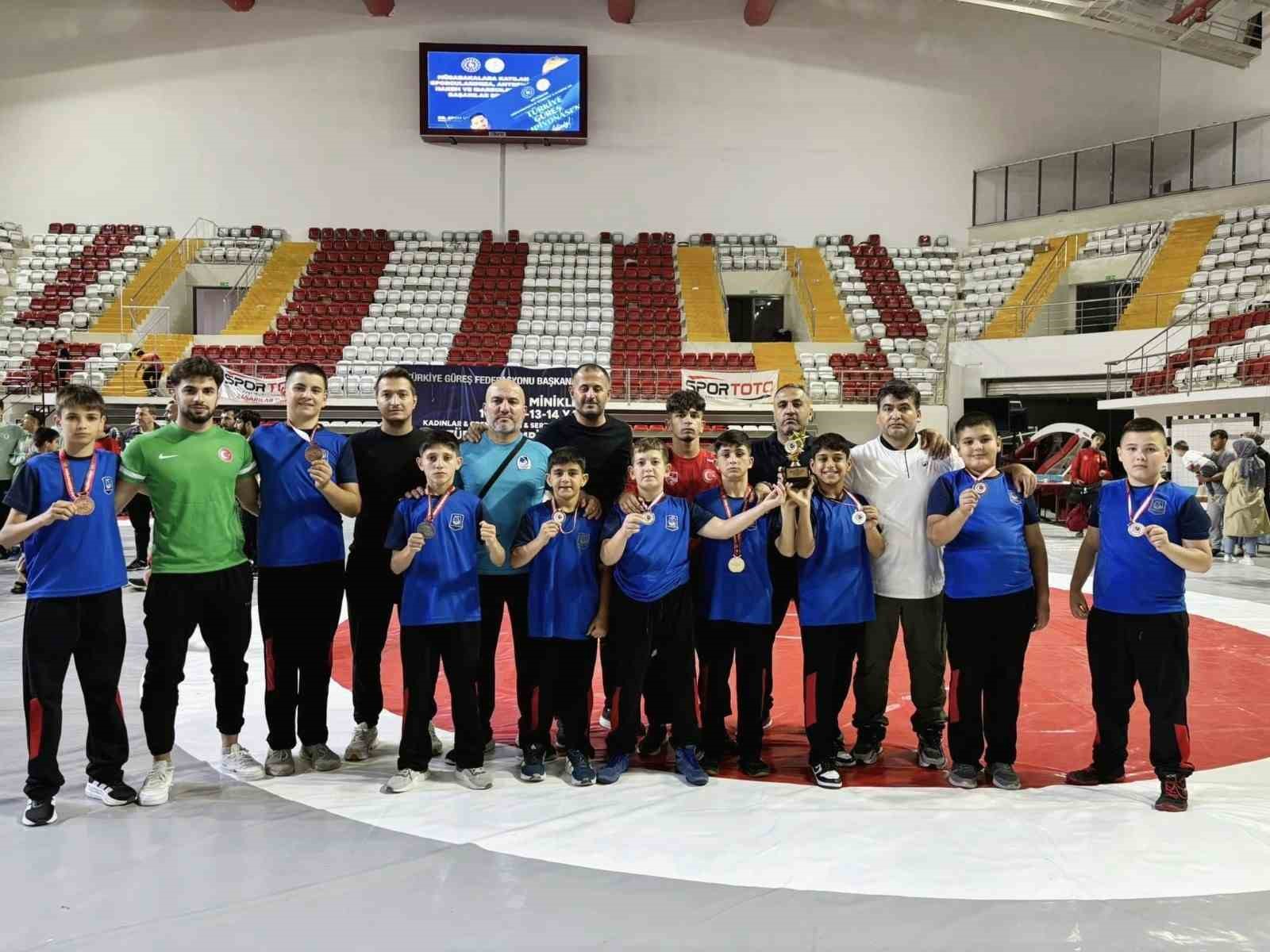 Yunusemreli g&uuml;reş&ccedil;iler T&uuml;rkiye şampiyonu oldu
