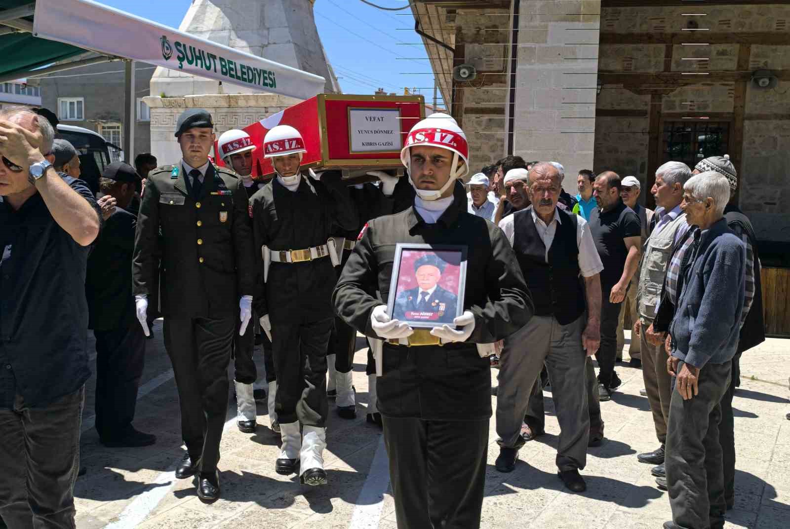 Vefat eden Kıbrıs gazisi toprağa verildi