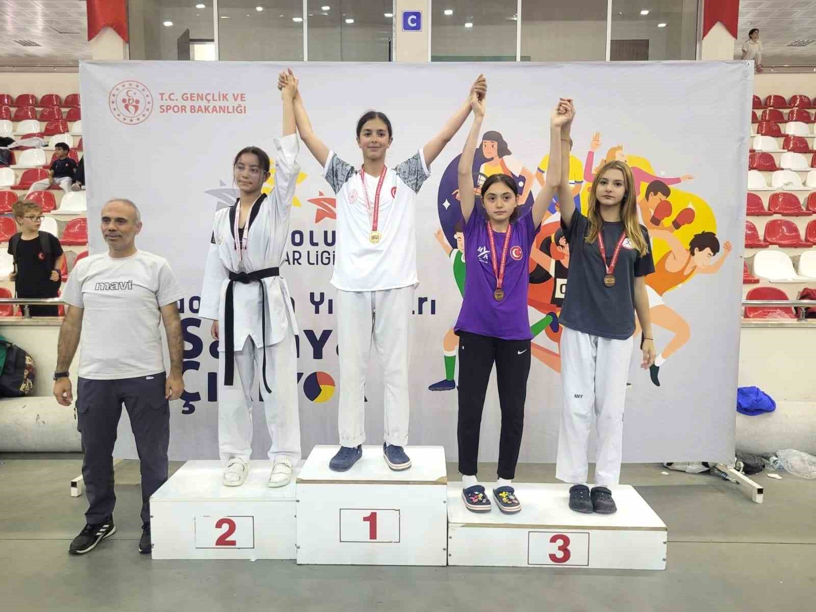 Analigden 7 madalya ile d&ouml;nd&uuml;ler
