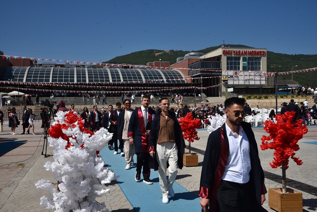 OMÜ İİBF’de mezuniyet sevinci