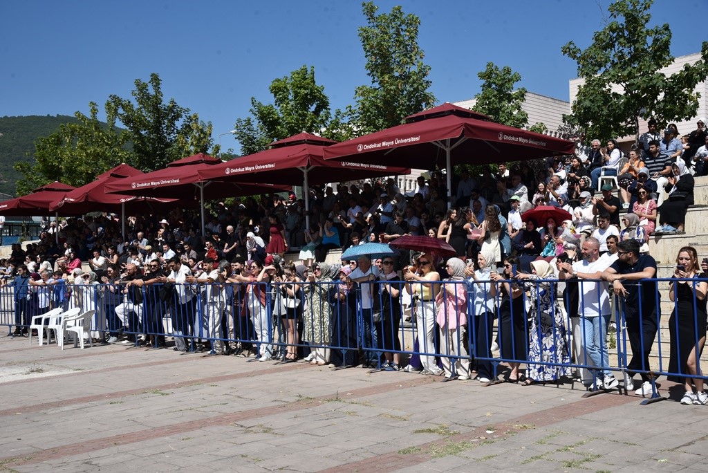 OM&Uuml; İİBF&rsquo;de mezuniyet sevinci
