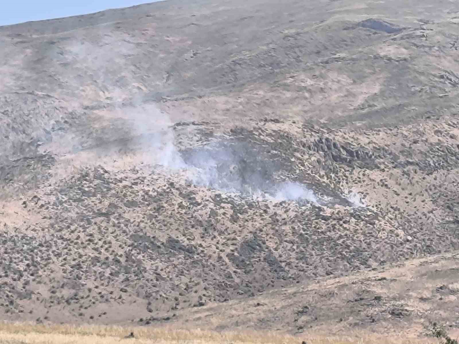 Muradiye&rsquo;de boş arazide yangın &ccedil;ıktı
