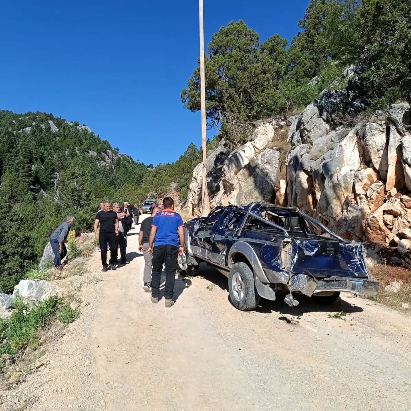 Uçuruma yuvarlanan kamyonetin sürücüsü hayatını kaybetti