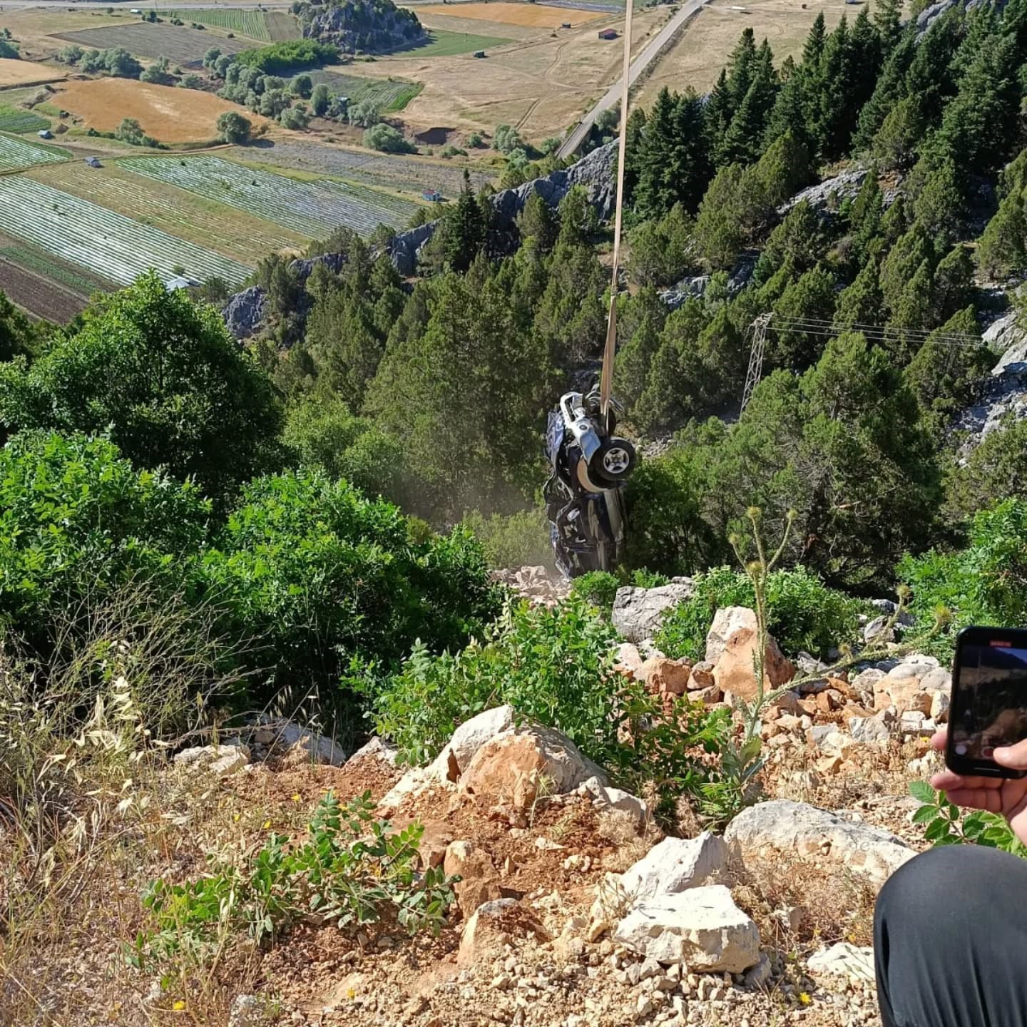 U&ccedil;uruma yuvarlanan kamyonetin s&uuml;r&uuml;c&uuml;s&uuml; hayatını kaybetti
