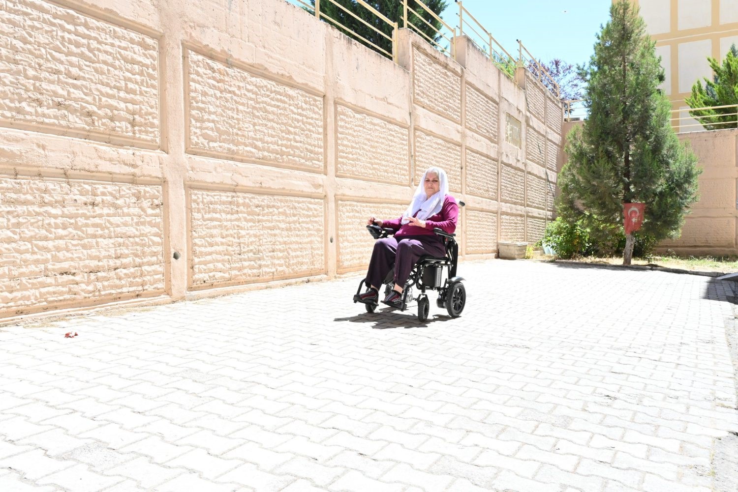 Engelli vatandaş ak&uuml;l&uuml; tekerlekli sandalye ile hayata yeni bir adım attı
