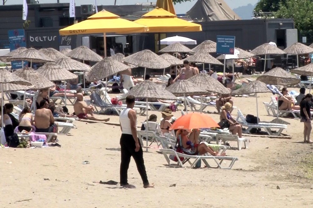 İstanbul&rsquo;da sıcak hava bunalttı: Caddebostan sahile akın ettiler
