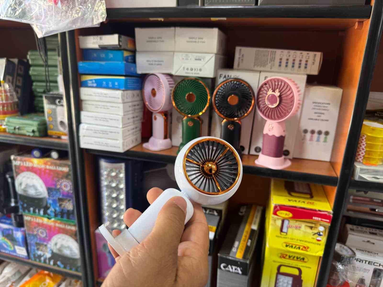 Serinlemenin en ucuz yolu el vantilatörleri