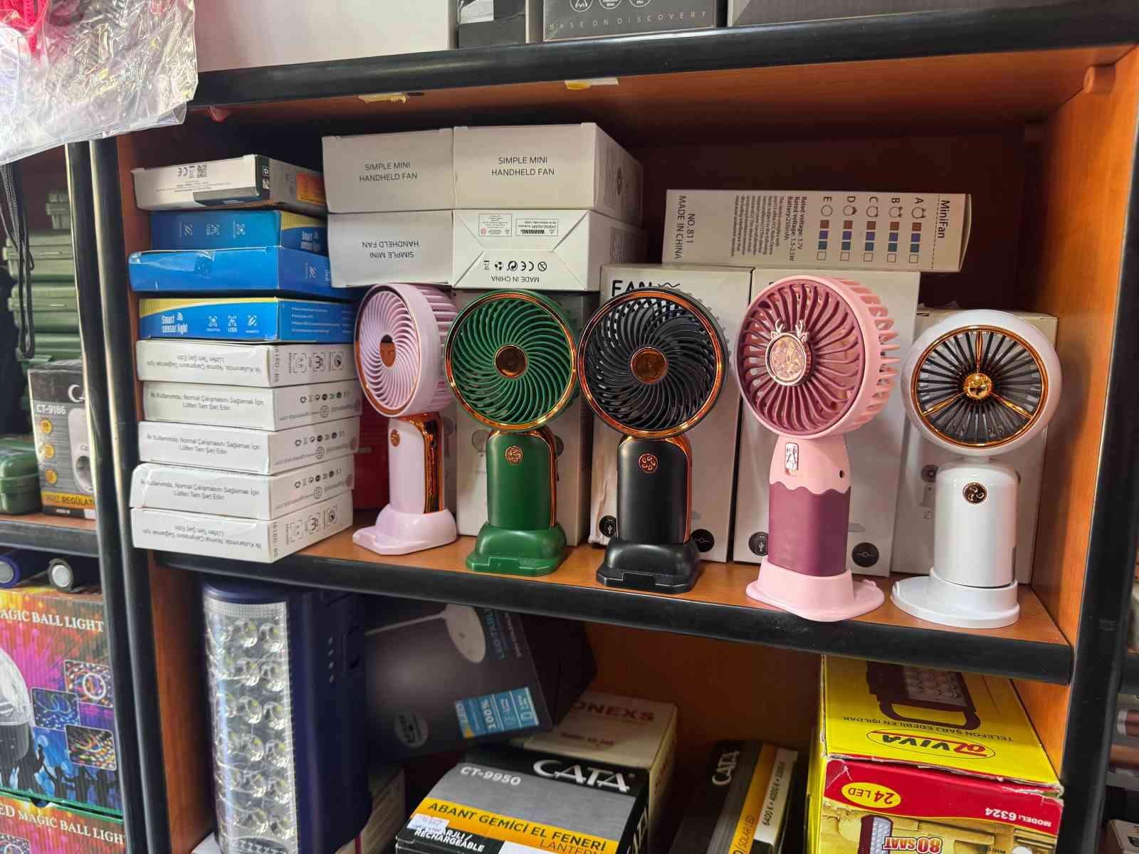 Serinlemenin en ucuz yolu el vantilat&ouml;rleri
