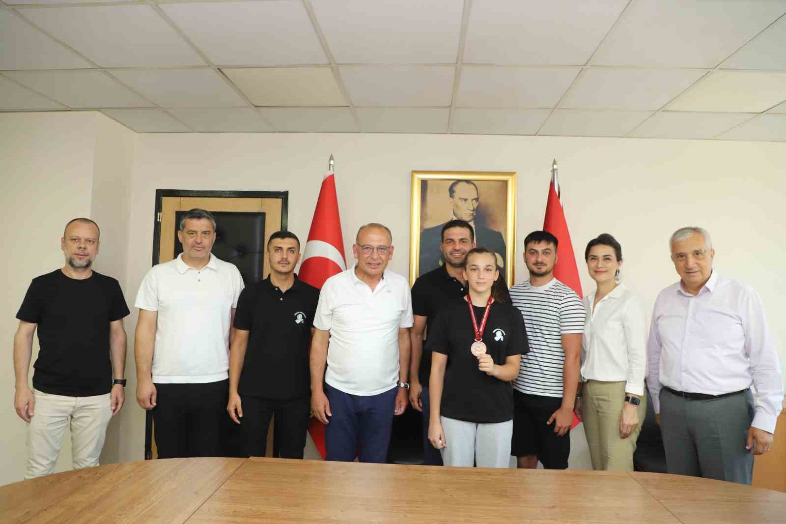 Turgutlulu şampiyon g&uuml;reş&ccedil;ilerden Başkan Akın&rsquo;a ziyaret
