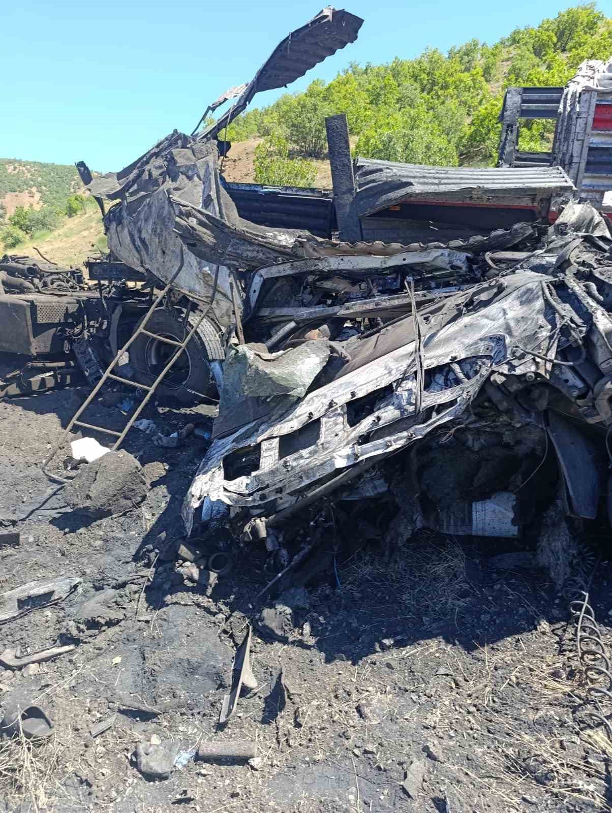 Bing&ouml;l&rsquo;de demir tozu taşıyan tır devrildi: 1 &ouml;l&uuml;
