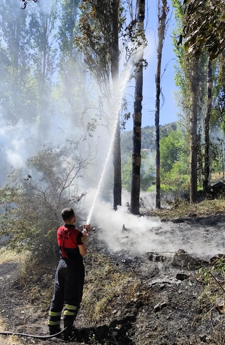 Ağa&ccedil;lık alandaki &ouml;rt&uuml; yangını s&ouml;nd&uuml;r&uuml;ld&uuml;
