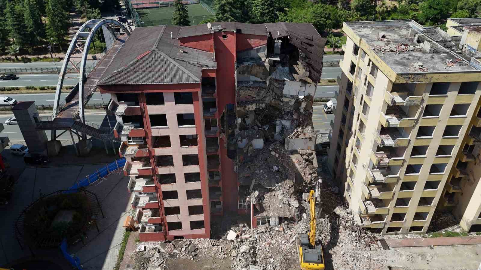 Rize’de fırtınada boşaltılan 8 katlı 2 binada yıkım işlemi başladı