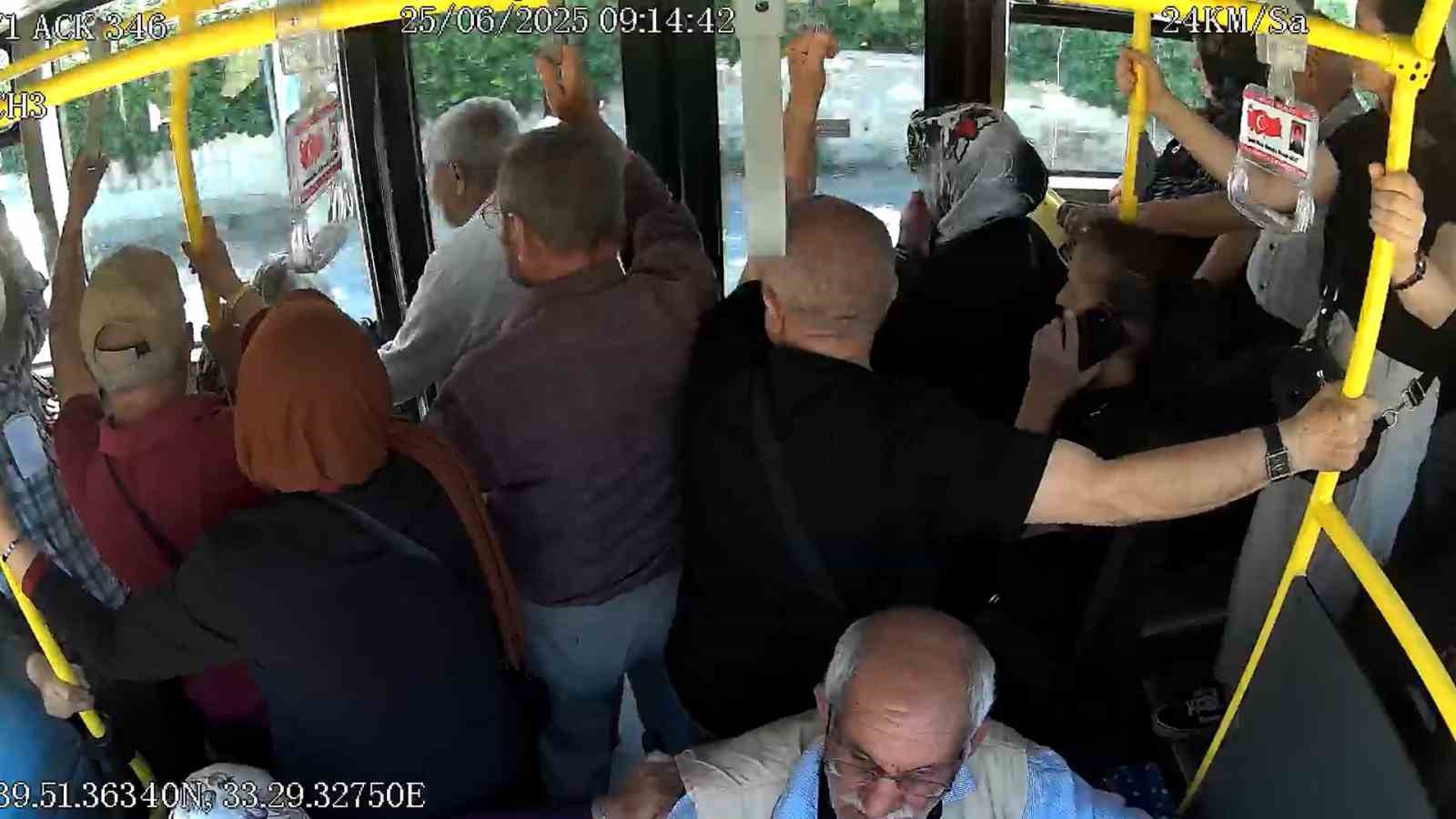 Otobüs şoförü fenalaşan yolcuyu hastaneye yetiştirmek için zamanla yarıştı