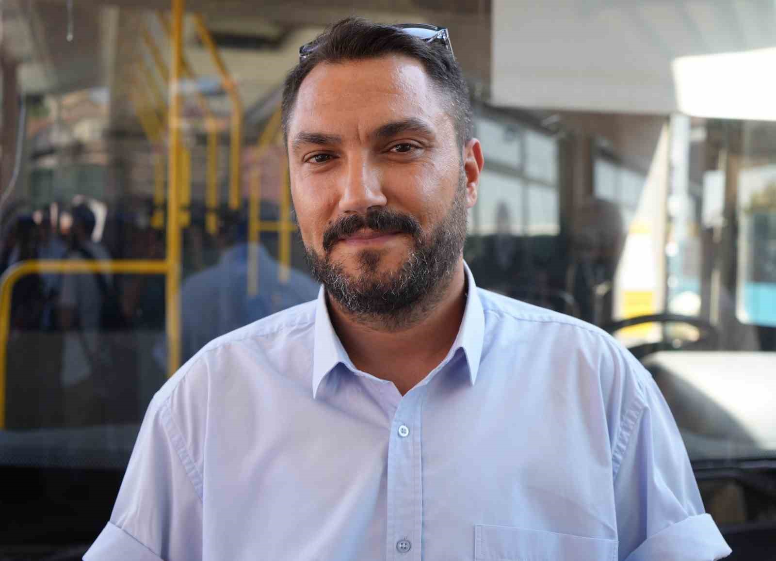 Otob&uuml;s şof&ouml;r&uuml; fenalaşan yolcuyu hastaneye yetiştirmek i&ccedil;in zamanla yarıştı
