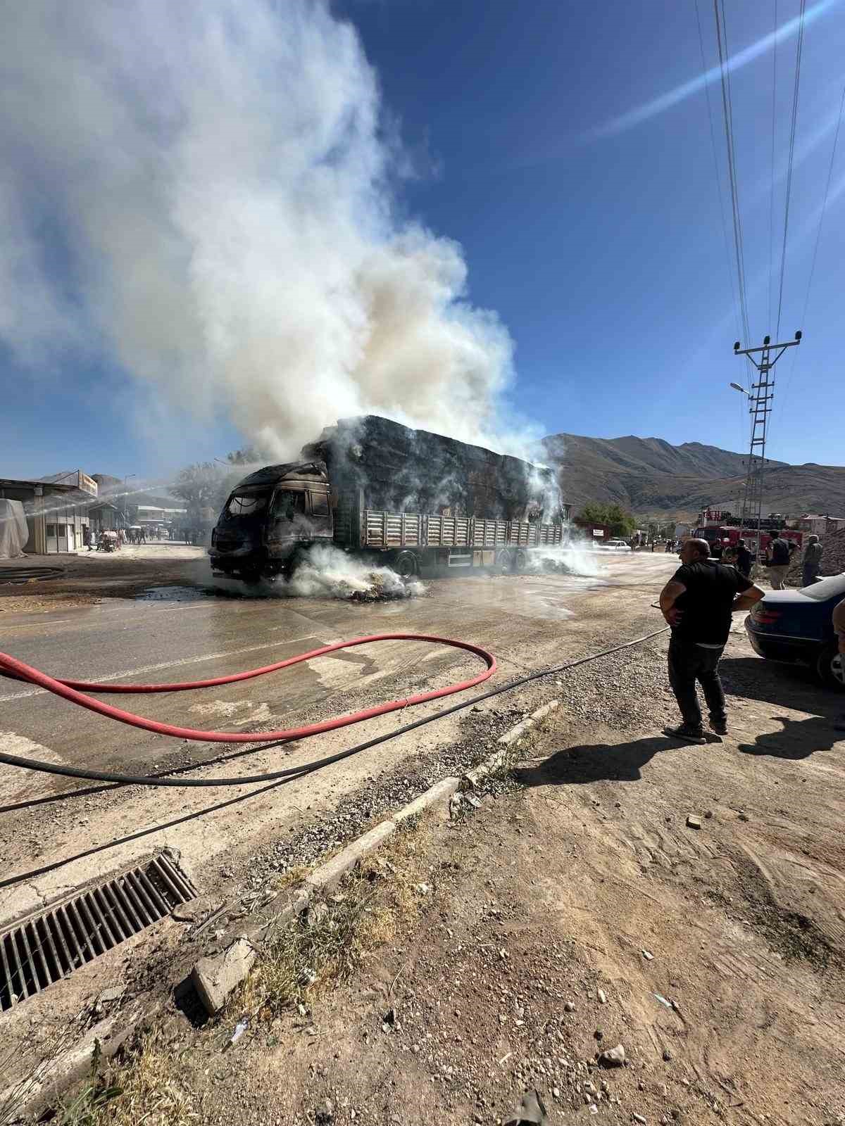 Saman y&uuml;kl&uuml; kamyon elektrik tellerine takıldı, yangın &ccedil;ıktı
