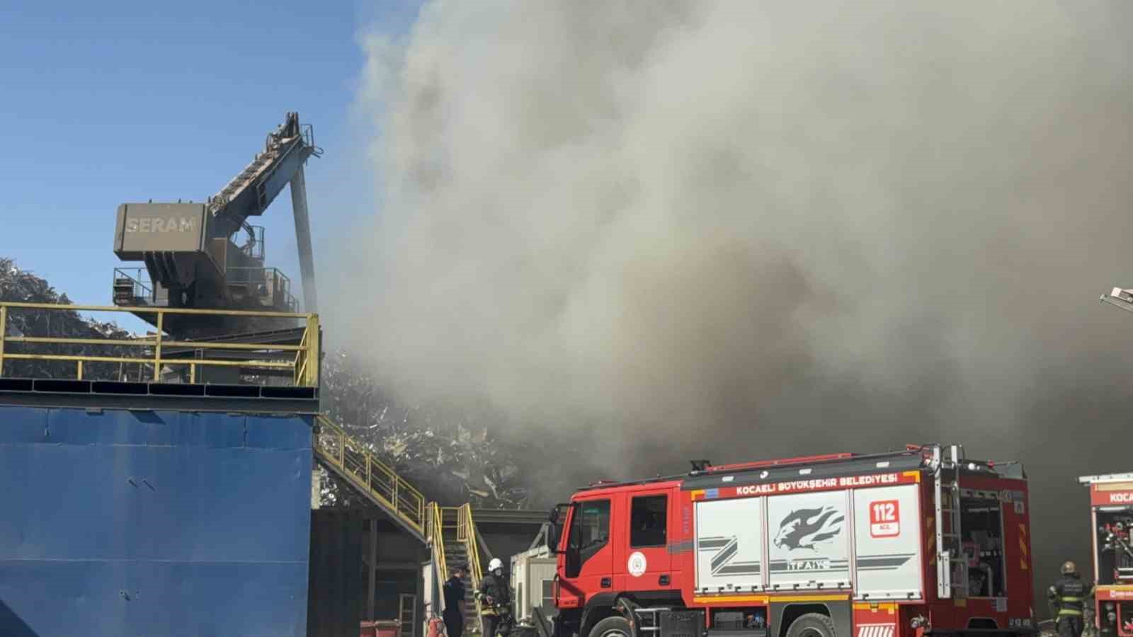 Gebze&rsquo;de hurda sahasında yangın &ccedil;ıktı
