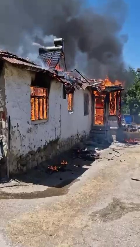 Amasya’da kerpiç ev yangında küle döndü