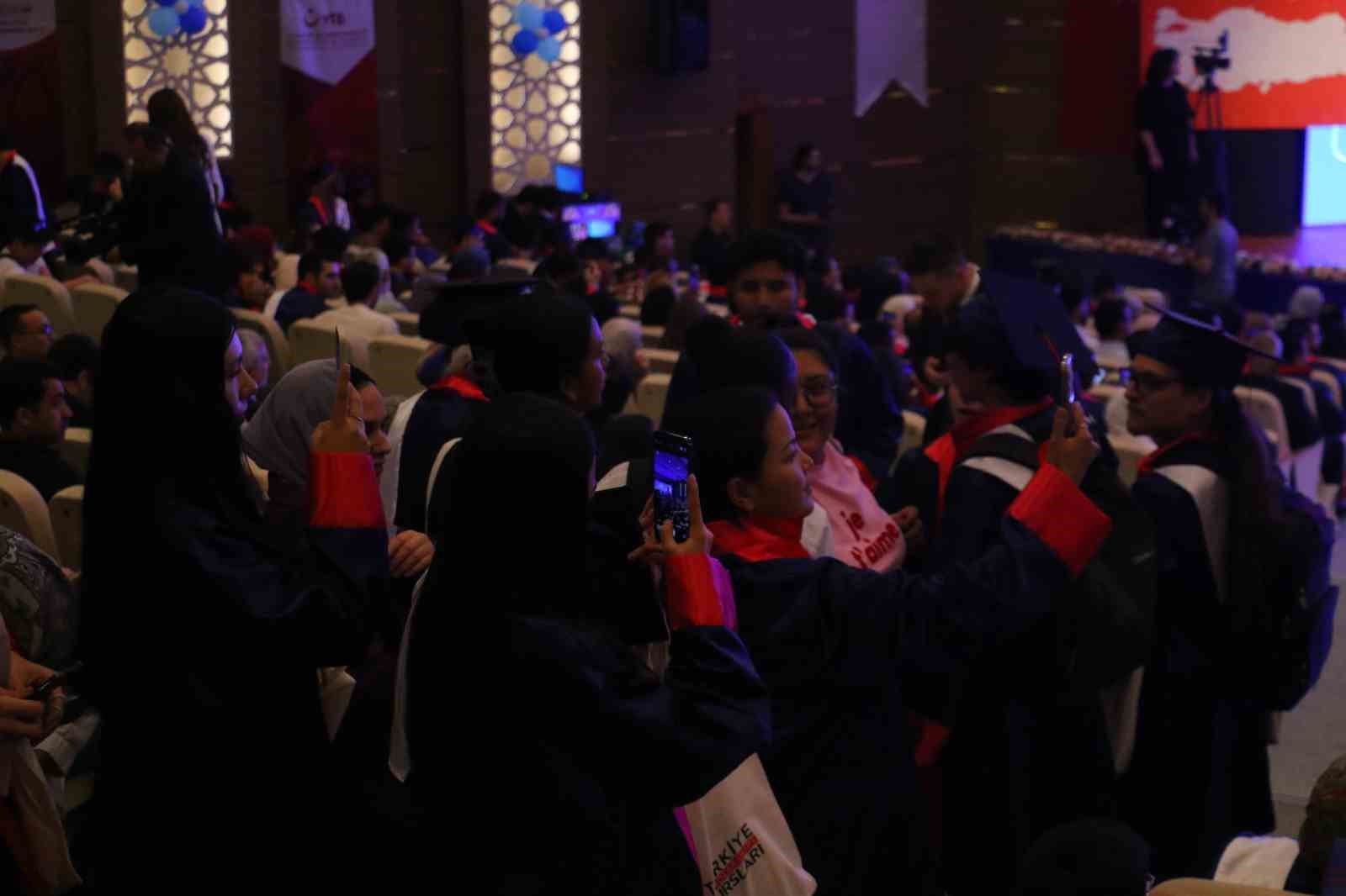 Bakan Ersoy: "&lsquo;Ben T&uuml;rkiye Mezunuyum&rsquo; dediğinizde, sıcak bir tebess&uuml;m g&ouml;receksiniz"
