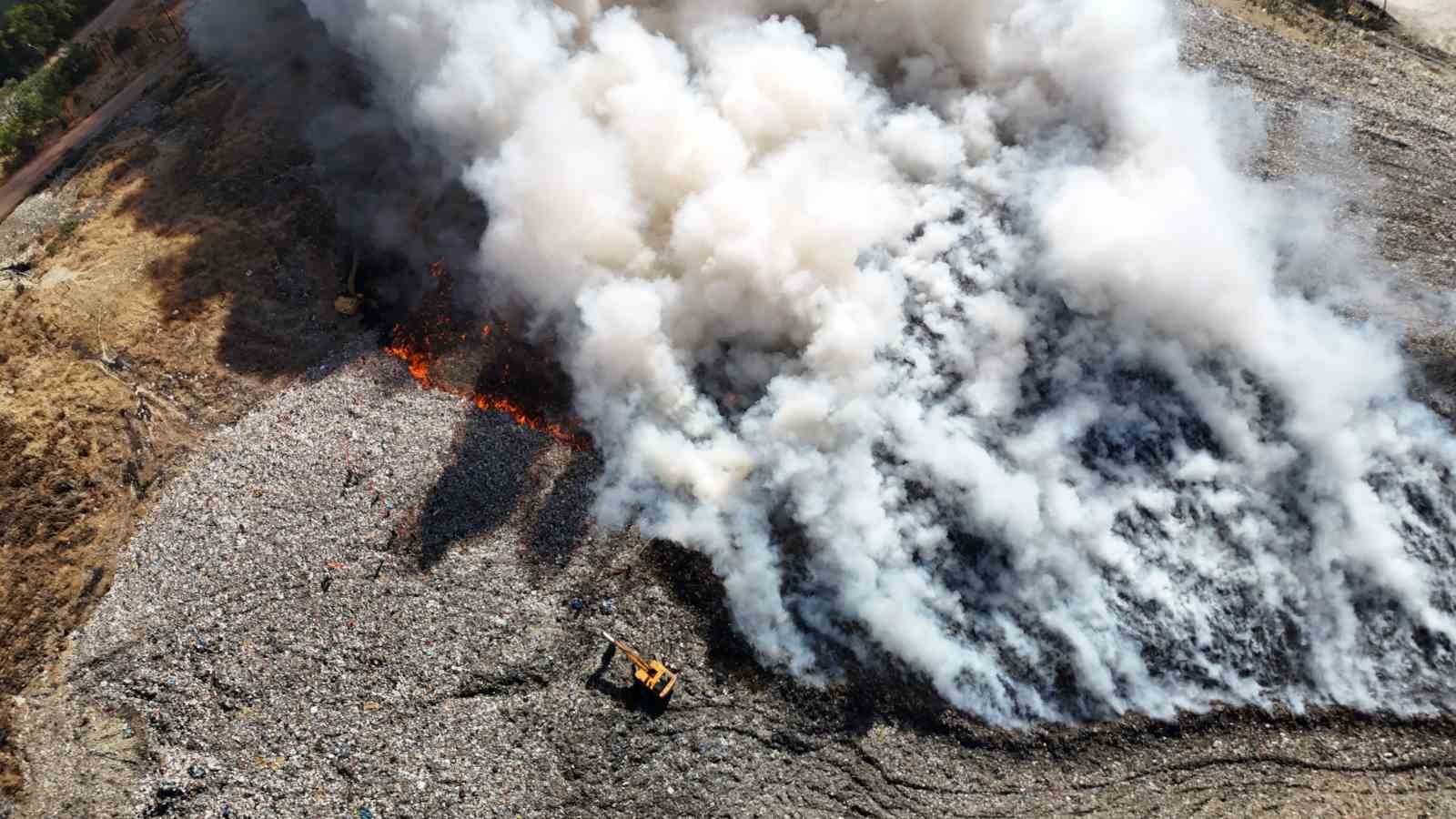Çöp döküm sahasında yangına müdahale sürüyor