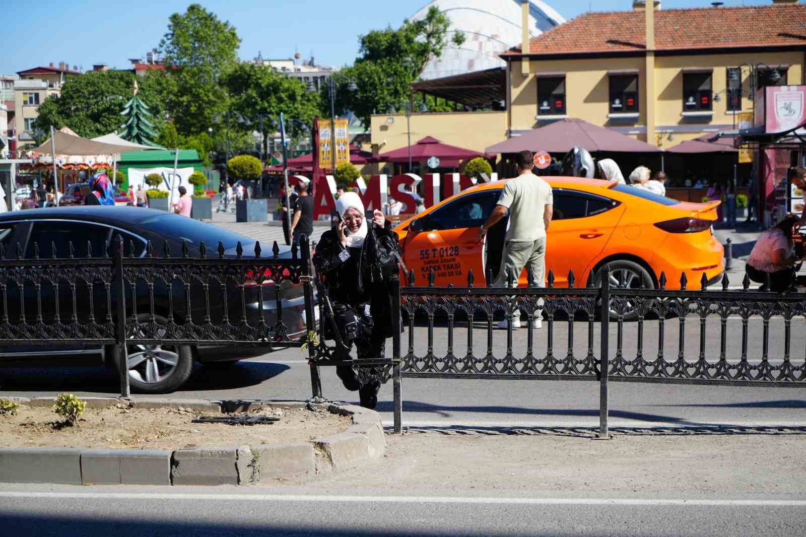 Samsun&rsquo;da yayaların &ouml;l&uuml;mle dansı: Ge&ccedil;it yerine bariyerden atlıyorlar
