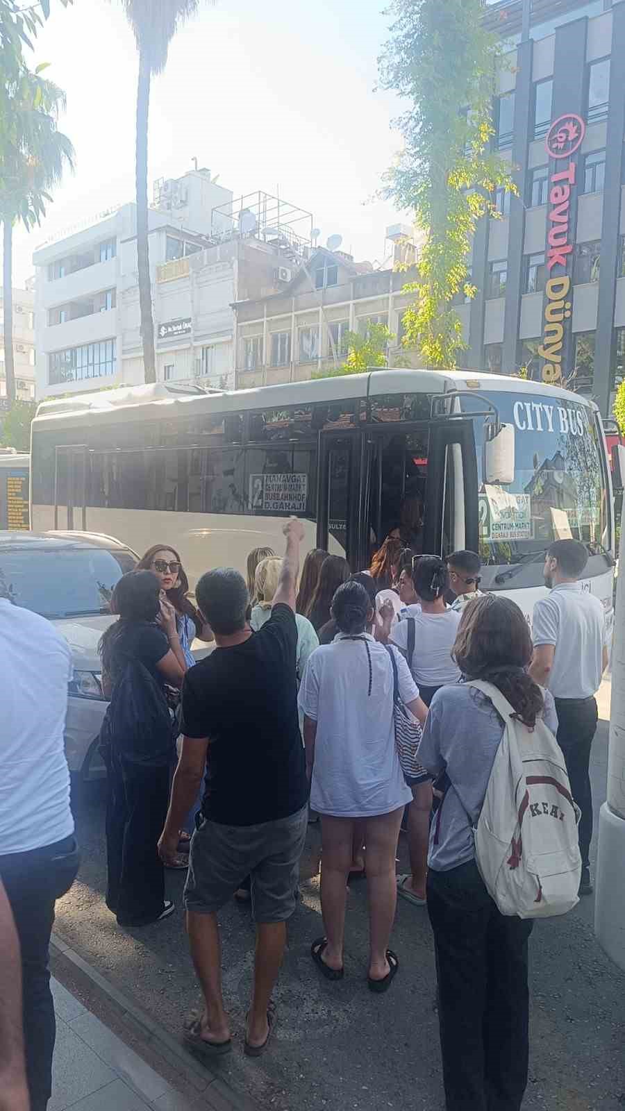 S&uuml;resi dolmuş ehliyetle minib&uuml;s kullanan s&uuml;r&uuml;c&uuml;ye 3 bin 755 TL ceza
