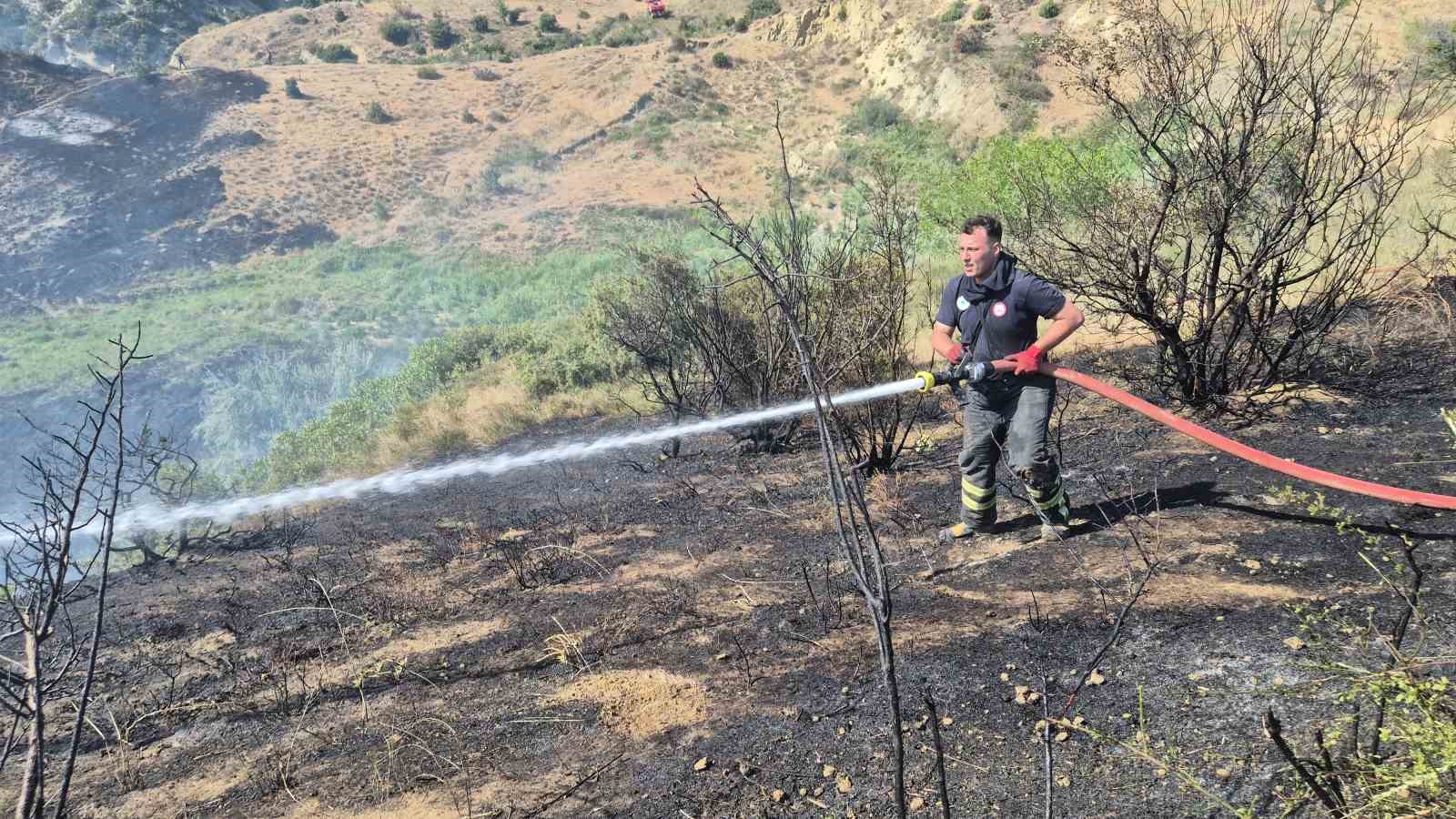 Tekirdağ&rsquo;da otluk ve makilik alanda &ccedil;ıkan yangına havadan ve karadan m&uuml;dahale edildi
