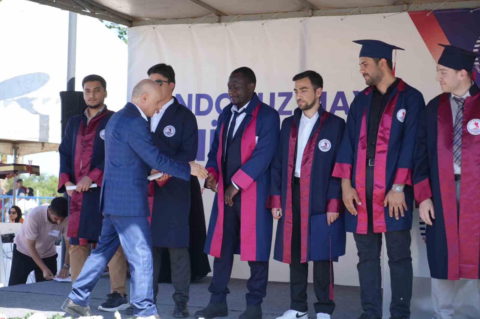 Hem hafız oldu hem fakülteyi birincilikle bitirdi
