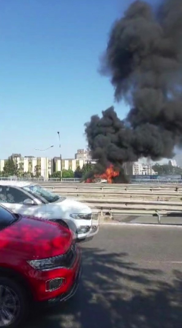 Ataşehir&rsquo;de seyir halindeki cip alev alev yandı

