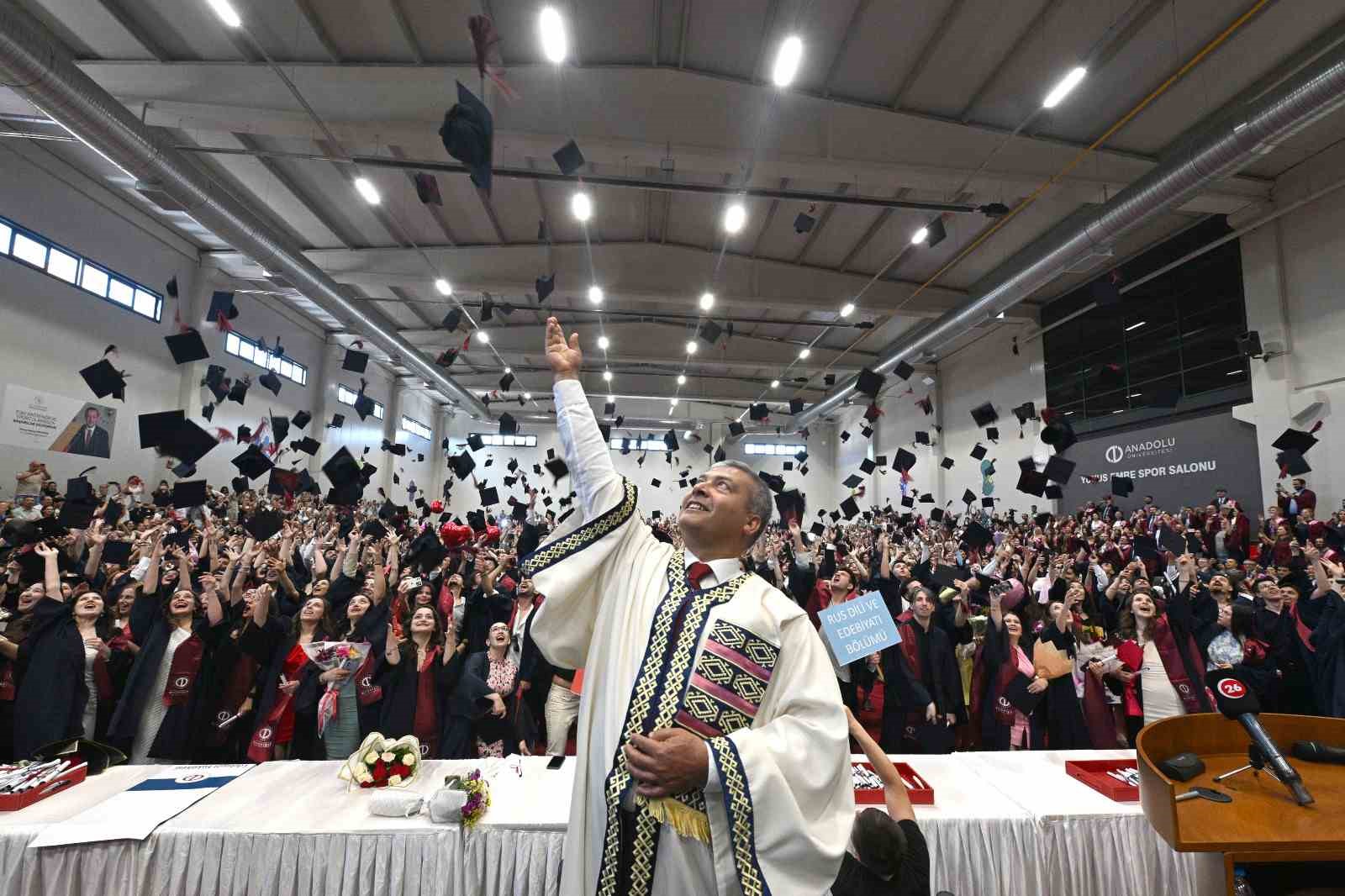 Anadolu Üniversitesi mezuniyet törenleri tüm hızıyla devam ediyor