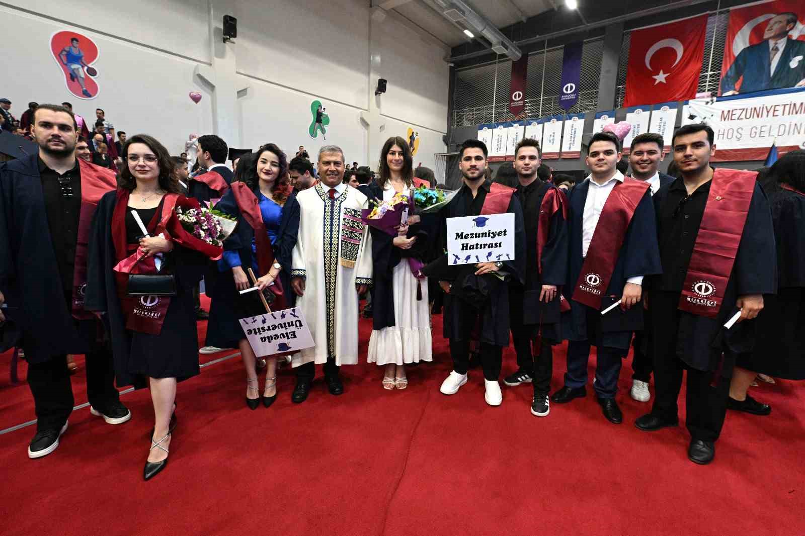 Anadolu &Uuml;niversitesi mezuniyet t&ouml;renleri t&uuml;m hızıyla devam ediyor
