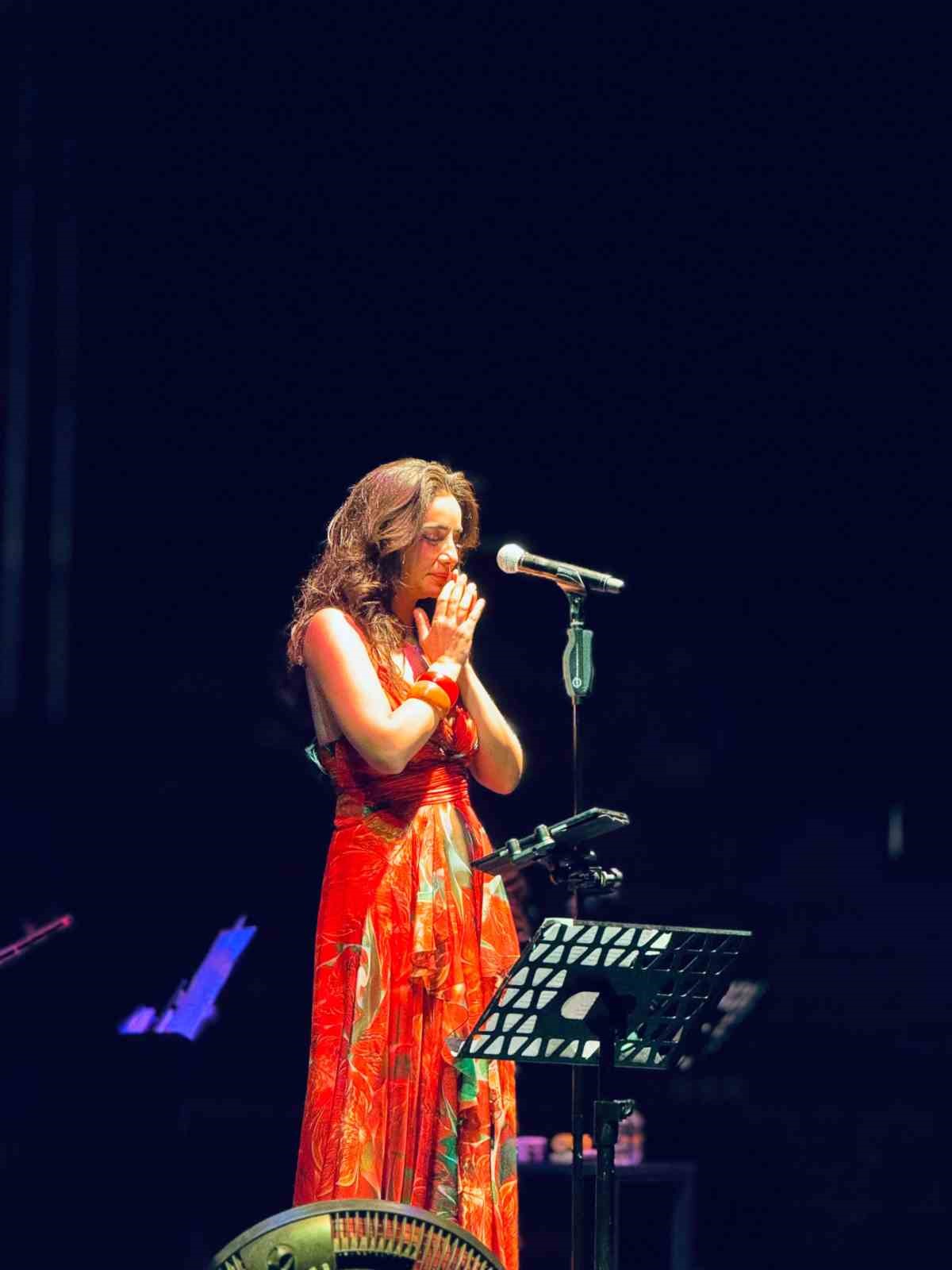 Ünlü sanatçı Gürman, Bodrum’da müzikseverlerle unutulmaz bir gece yaşattı