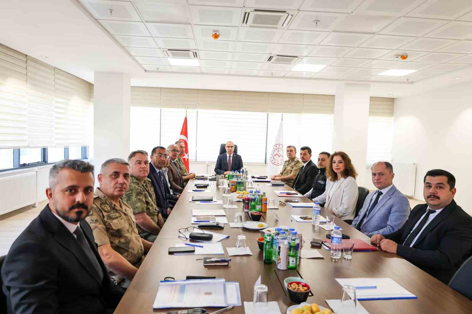 Ağrı Valisi Koç, Doğubayazıt’ta sınır güvenliği incelemelerinde bulundu