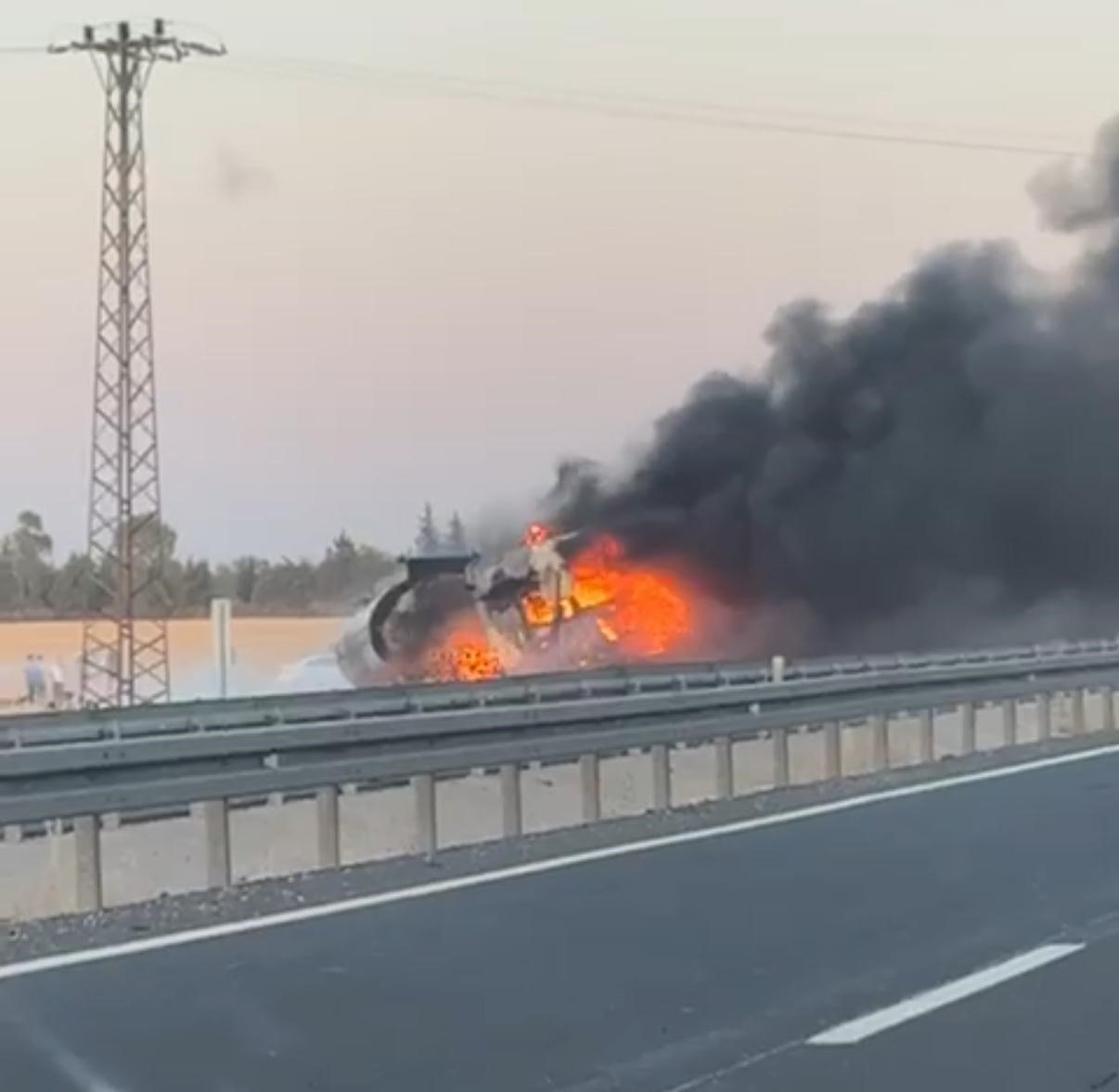Anız yangını seyir halindeki yakıt yüklü tankere sıçradı, kilometrelerce araç kuyruğu oluştu