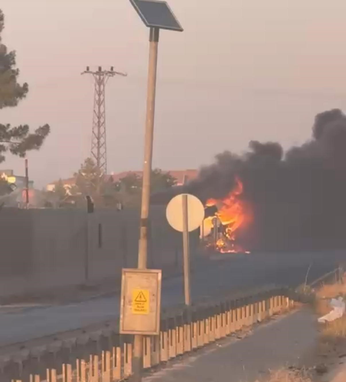 Anız yangını seyir halindeki yakıt y&uuml;kl&uuml; tankere sı&ccedil;radı, kilometrelerce ara&ccedil; kuyruğu oluştu
