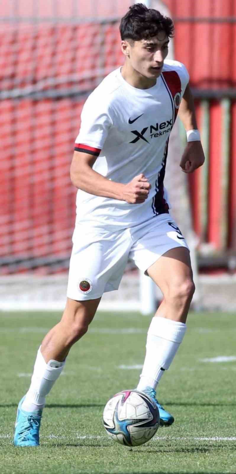 Ertuğrul Sandıkcı, U17 ve U19’daki performanslarıyla kulüplerin dikkatini çekti