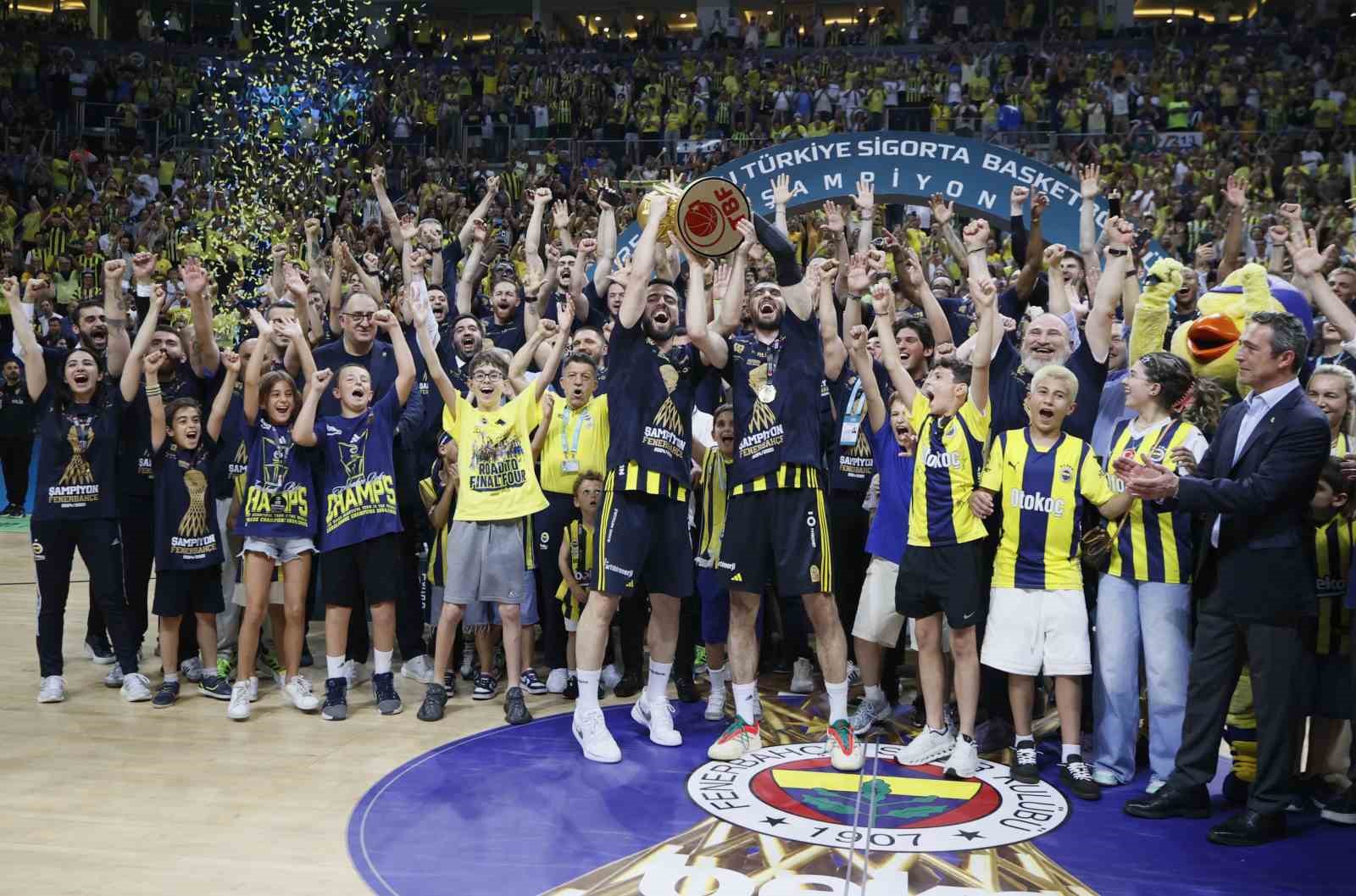 Basketbol Süper Ligi’nde şampiyon Fenerbahçe Beko kupasını aldı