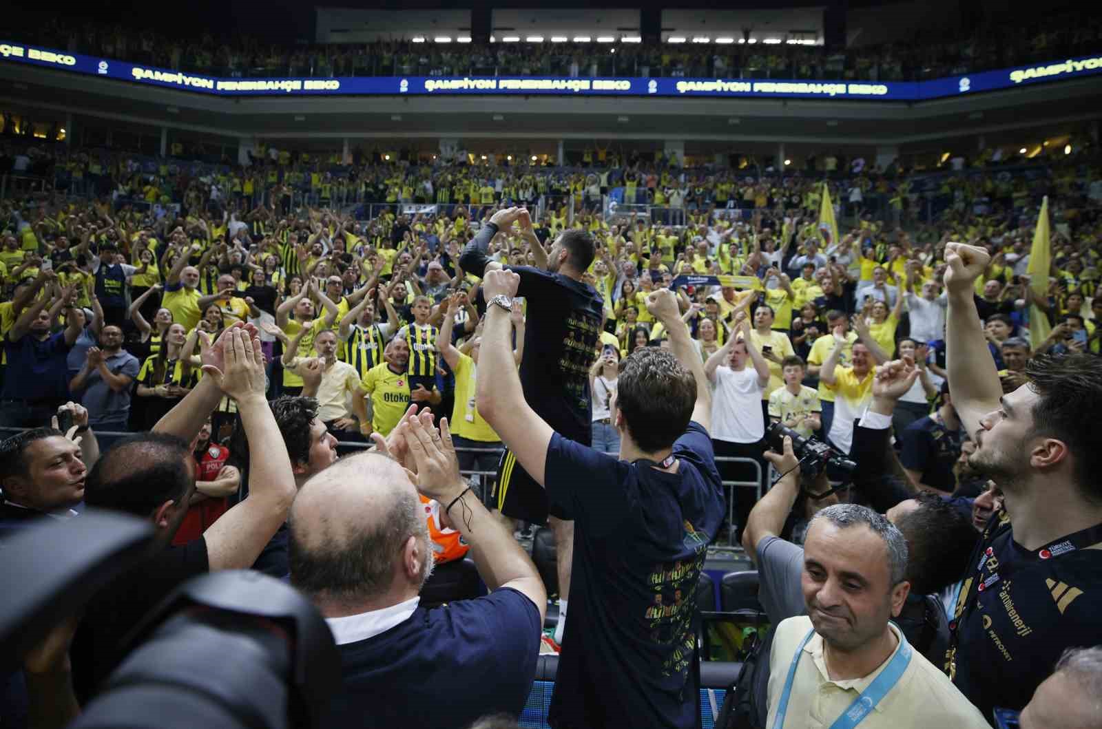 Basketbol S&uuml;per Ligi&rsquo;nde şampiyon Fenerbah&ccedil;e Beko kupasını aldı
