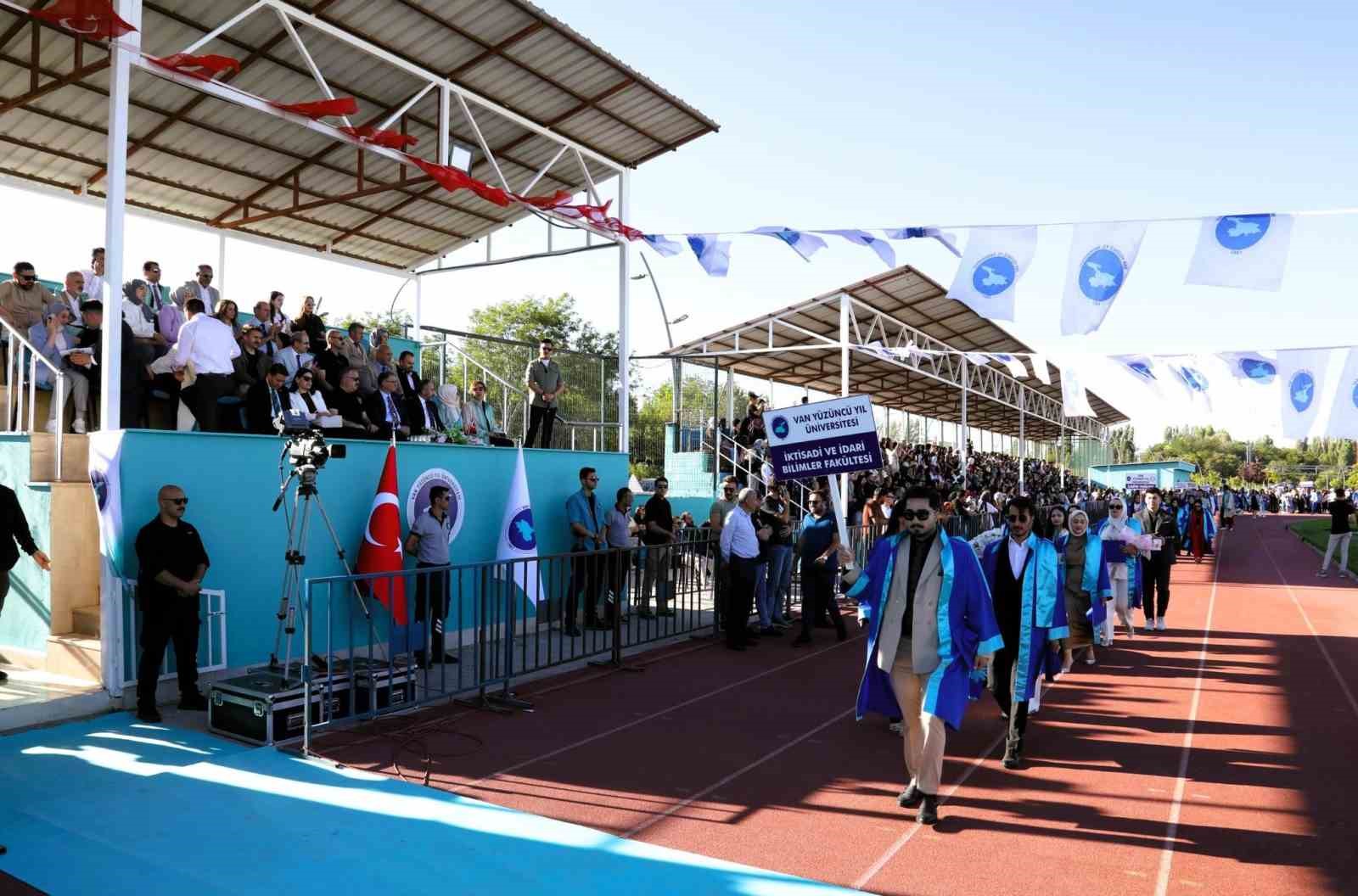 Van YYÜ’de mezuniyet coşkusu