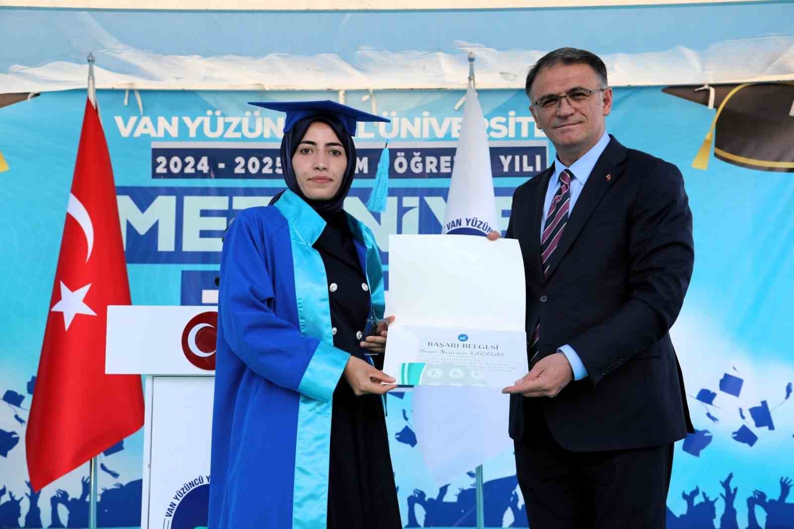 Van YY&Uuml;&rsquo;de mezuniyet coşkusu
