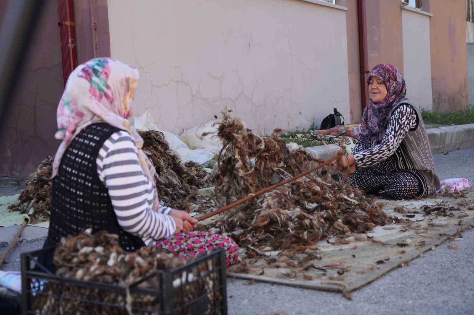 Kollar sağlık için sıvandı: Bayburtlu kadınların yün çırpma mesaisi başladı
