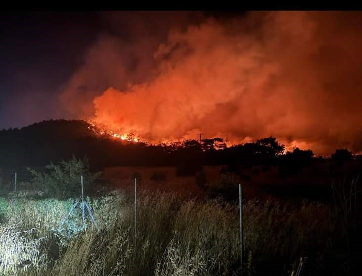 Foça’da yangın devam ediyor