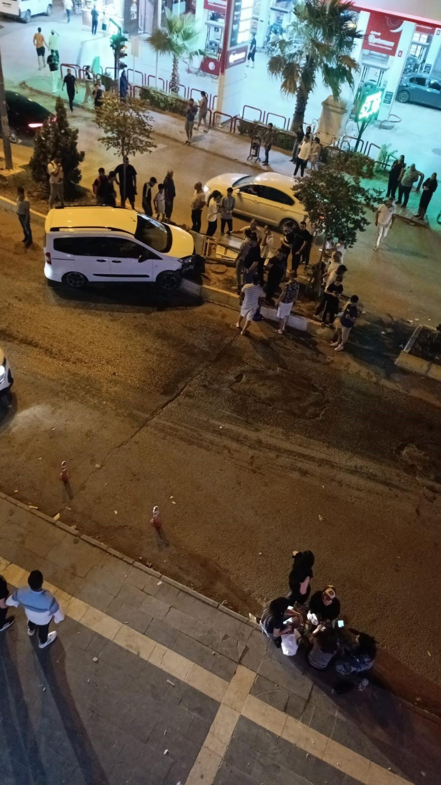 Mardin’de hafif ticari araç refüje çarparak durdu